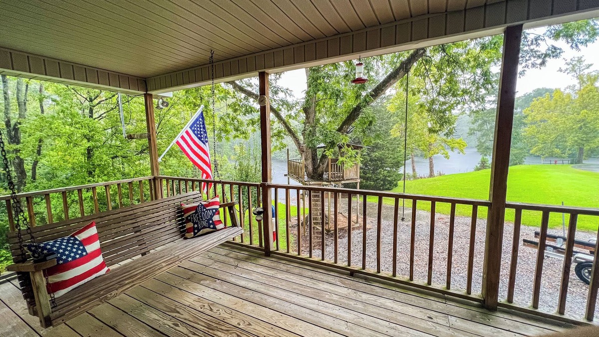 Windsor Cottage | Reel'em Inn is a cozy river front fishing cottage on the Cashie River.