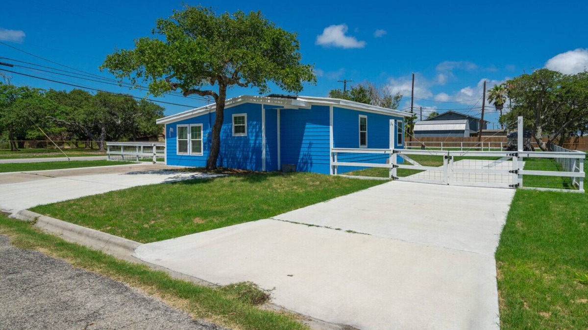 Aransas Pass House | Reel Redneck Retreat-Boat & RV Parking Onsite-Less than 5 minutes from Mickey's!