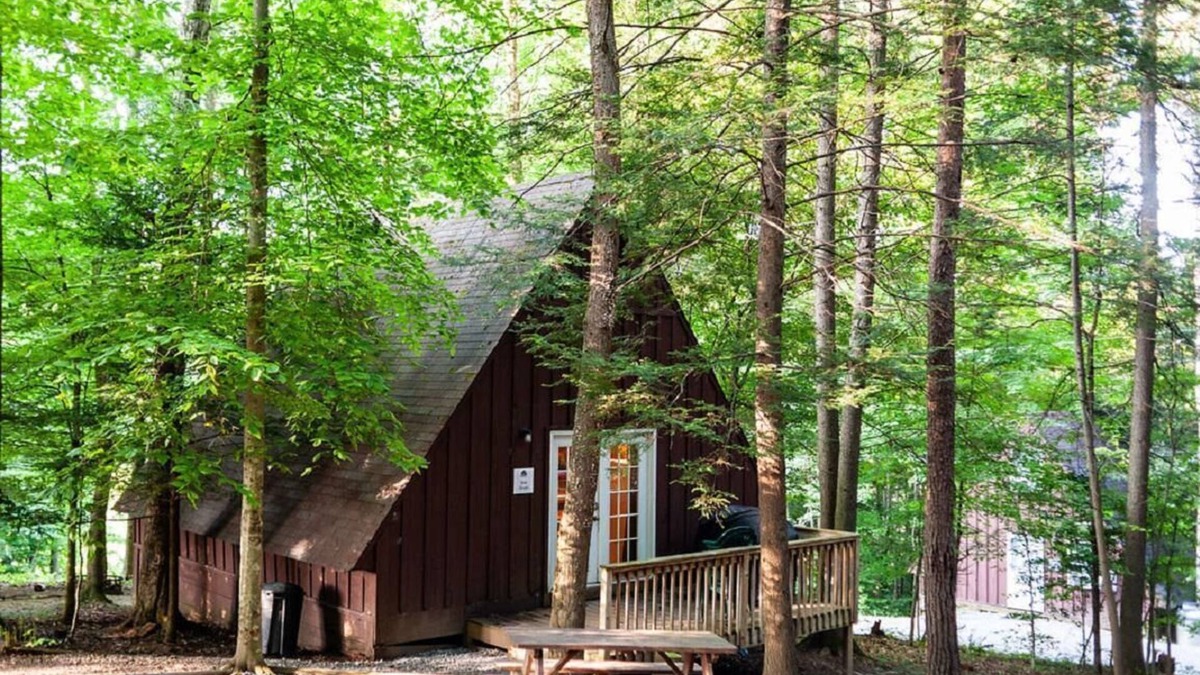 Keslers Cross Lanes Ski Chalet | Reel Simple - Pet Friendly with Hot Tub