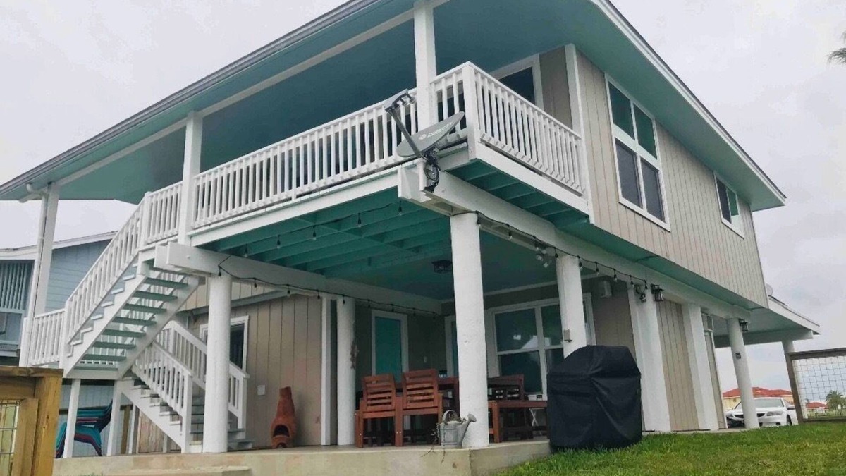 City-by-the Sea House | Reel’em Inn - a Waterfront Home on the Canal