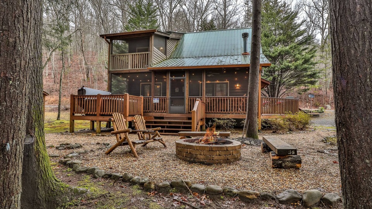 McCaysville Cabin | Reeling 'Em Inn - River Front, Excellent WiFi, Fire Pit