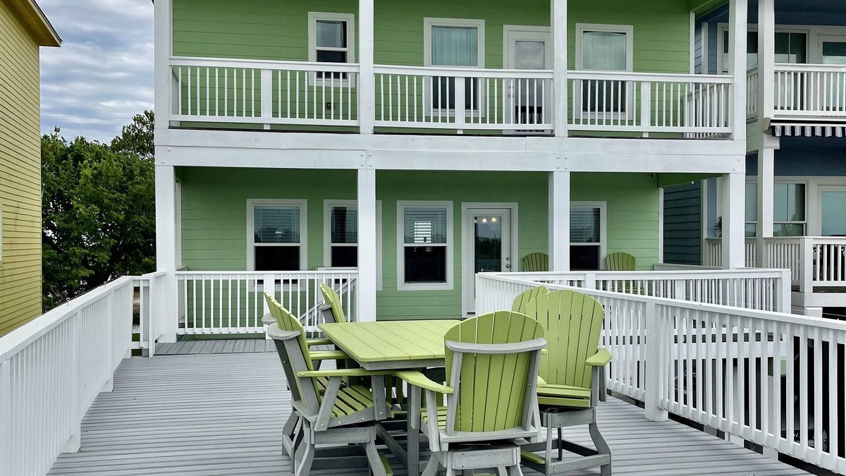 Elmaton House | “Reeling Em Inn” waterfront home on the Colorado River. Boat slip included.