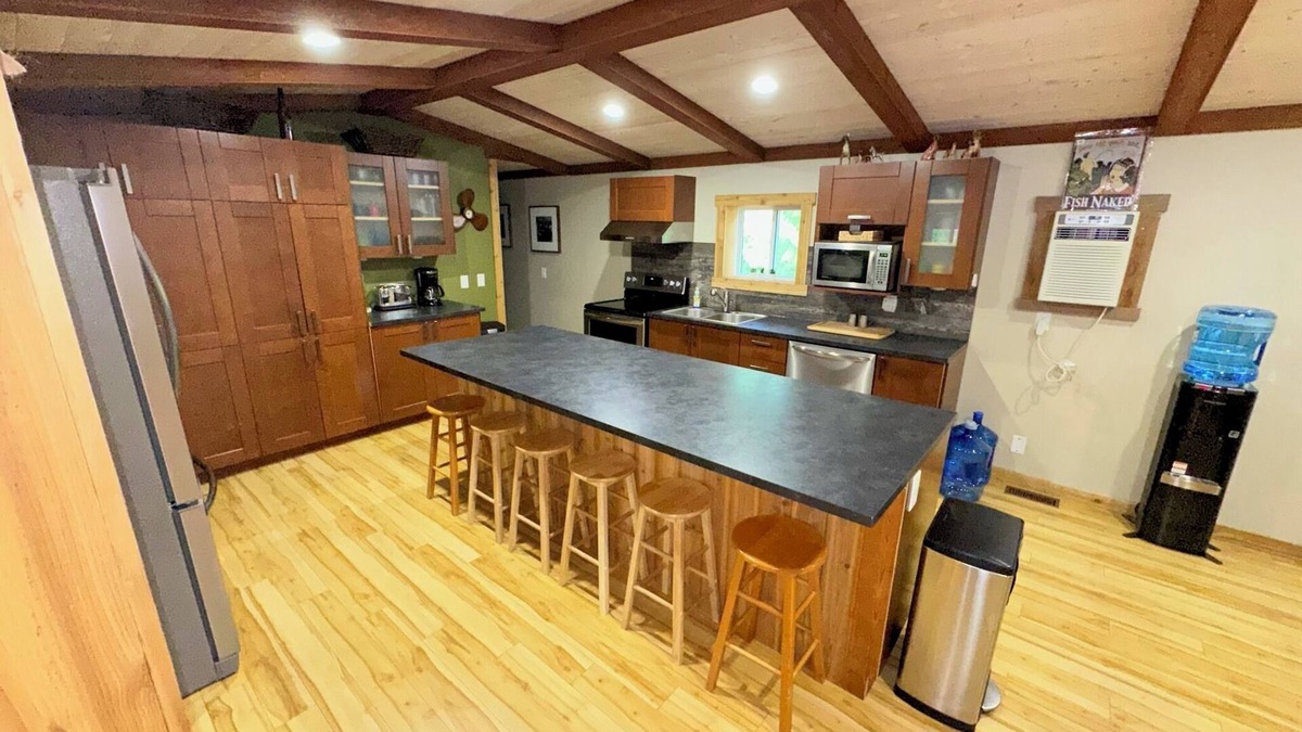 Swansea Point Cabin | Reenie’s Rustic Retreat - Walking distance to beach, Pet friendly!