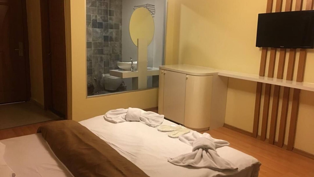 Pera Hotel | Refik Saydam Caddesi. Flash tv yaninda . No:26 . Pera 26 aprt hotel