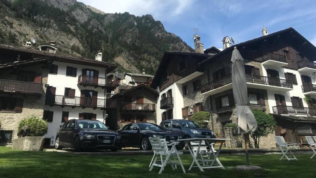 Pallusieux Apartment | Refined 2 bedrooms apartment with garden and solarium view