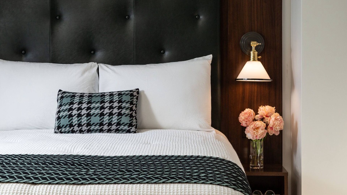 Roanoke Hotel | Refined and Cozy in Boutique, Historic Hotel Close to Restaurants, Shops & More!