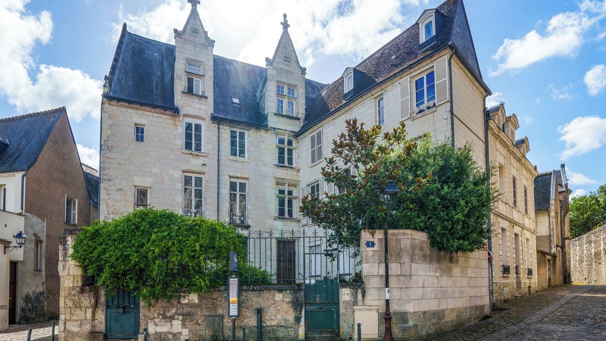 Cathedrale Apartment | Refined Apartment with Cathedral View and Garden