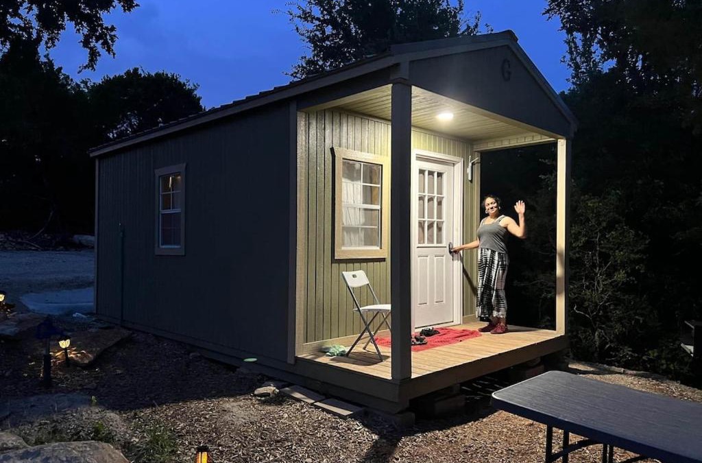 Jacksboro House | Reflection Cabin on Lake Godstone