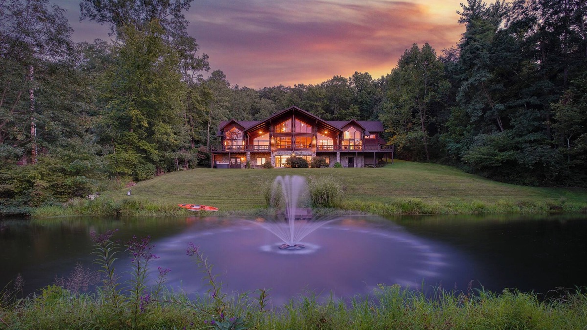 Mill Hall Cabin | Reflection Ridge an Epic Mountain Cabin w/Pickleball, Sauna, Theatre, Golf-Sim, Pond & Hot Tub