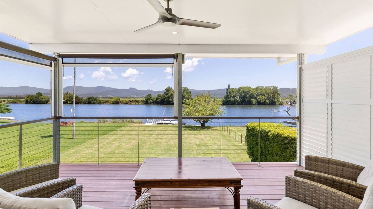 South Murwillumbah House | Reflections on the Tweed - Waterfront Pet Friendly Home with Boat Pontoon! Min. 3N - Linen Provided