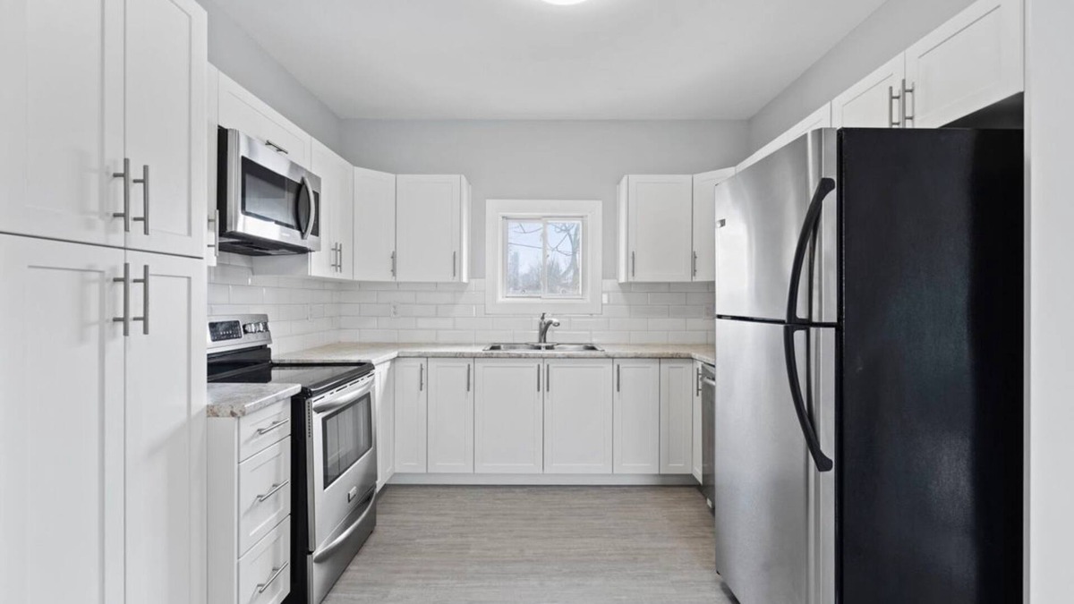 Niagara Falls House | Refreshing 4BD 2BA Home by Falls with a Hot Tub!