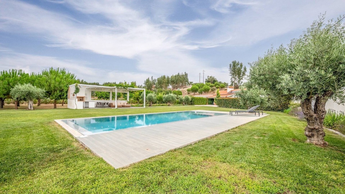 Ponte de Sor Apartment | Refreshing poolside escape in Ponte de Sor
