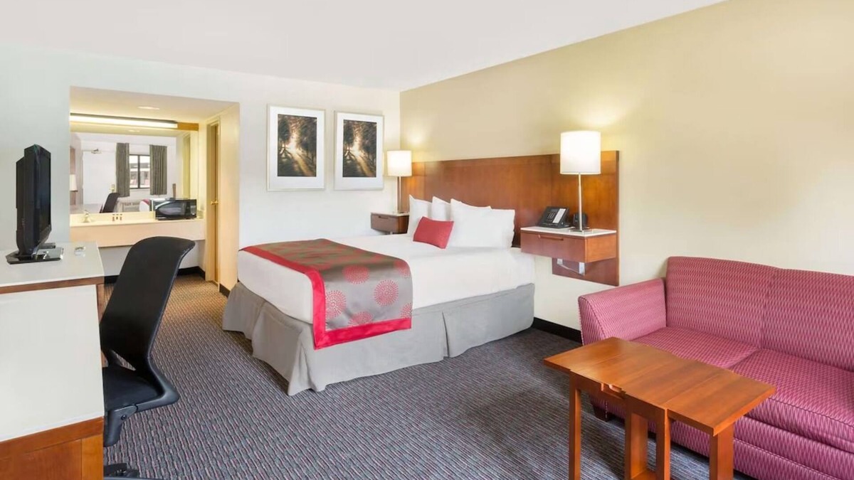 Cedar City Hotel | Refreshing Stay Near Zion National Park w/Poolside Access! Free Breakfast!