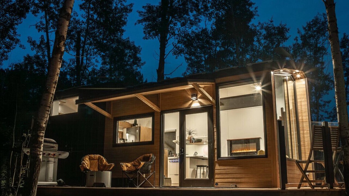 Central Alberta House | Refuge Bay's Aqua Tiny Home - Luxury Off Grid Escape