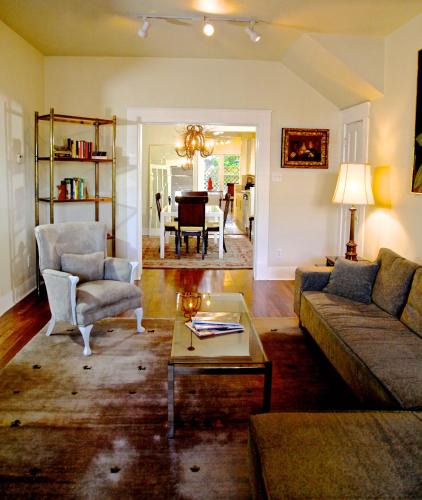 Neartown Apartment | Refuge in the Heart of Montrose