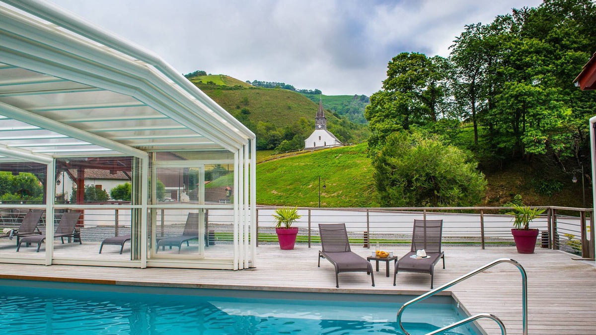 Esterencuby Apartment | Refurbished apartment with swimming pool, jacuzzi, fitness and massage