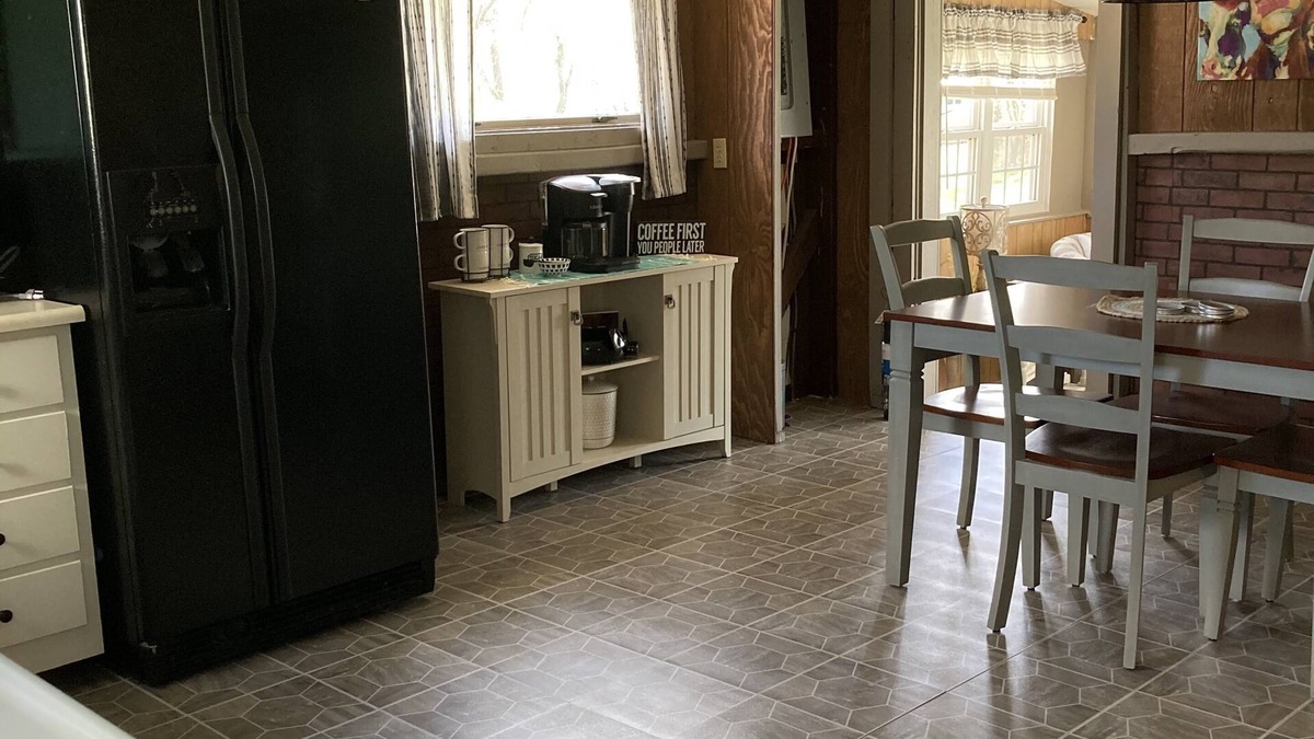 Bedford Cottage | Refurbished cottage along Dunnings Creek, close to Rt 30, I-99 and PA Turnpike