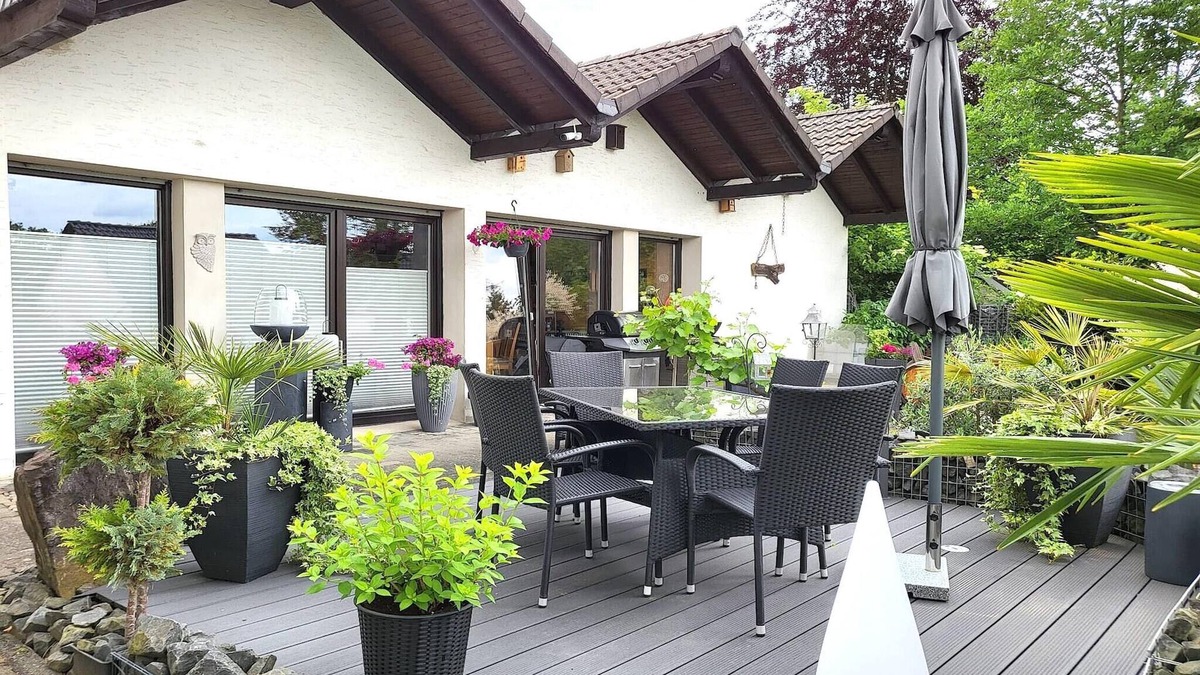 Pracht Apartment | Regal Apartment in Pracht with Garden and Grill