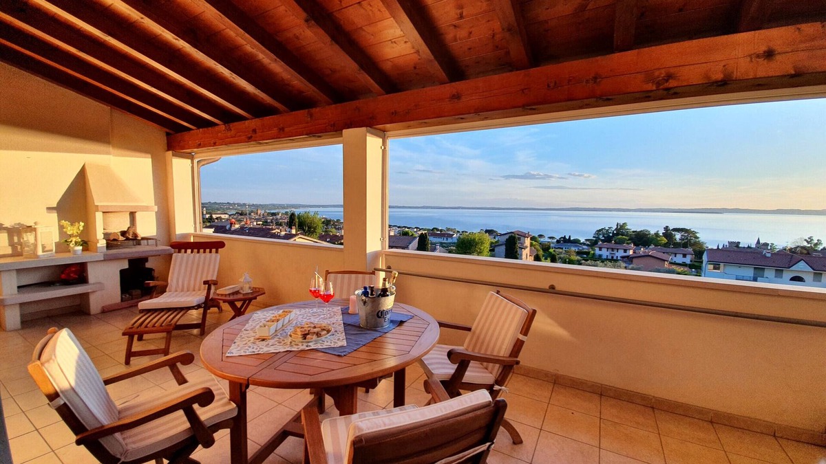 Calmasino Apartment | Regarda - apartment "Perla del Garda" at Lazise with lake view terrace