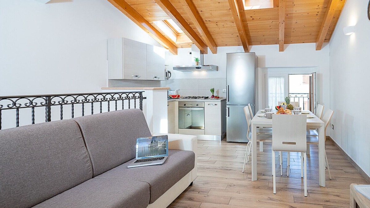 Bardolino Ski Chalet | Regarda - Romantic apartment Casa Rossa 2 with wifi, air conditioning