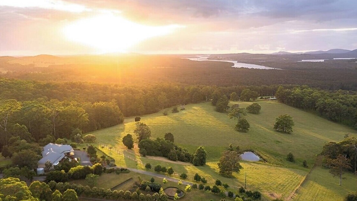 Minimbah House | Regatta Park: Where The Land Meets The Sea
