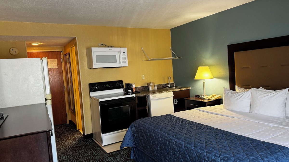 New London Hotel | Regency Inn and Suites - Non Smoking Double Bed with Kitchen