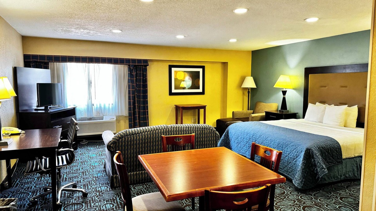 New London Hotel | Regency Inn and Suites - Suite Non Smoking King