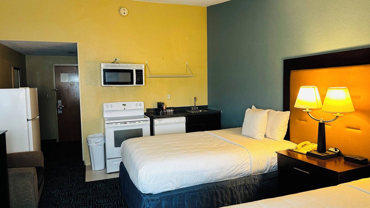 New London Hotel | Regency Inn and Suites - Non-Smoking Double Bed With Kitchen