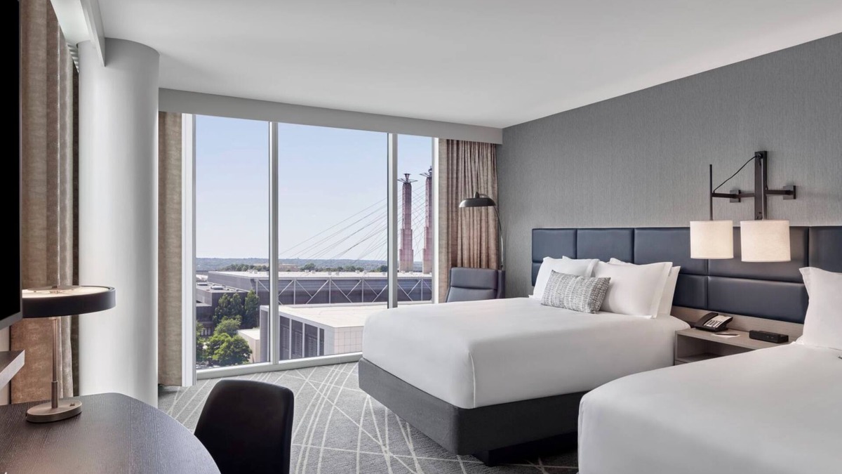 New London House | Regency Inn & Suites