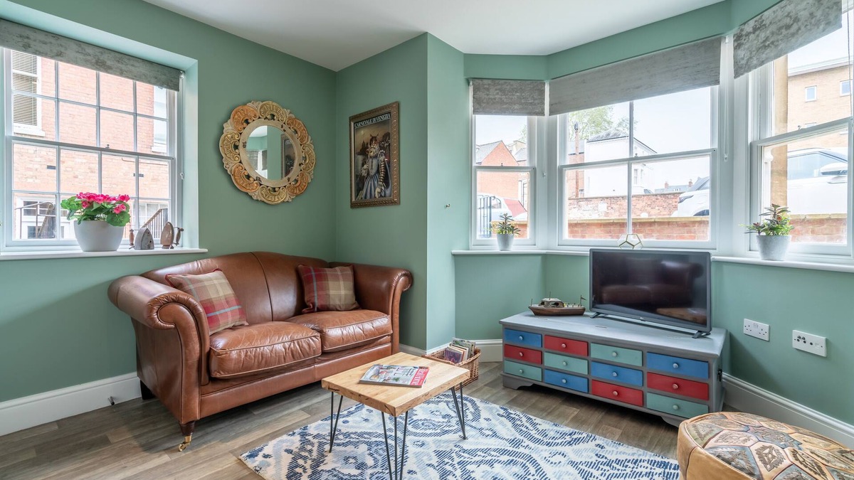 Gloucester House | Regency style ground floor apt near Gloucester Docks with secure parking