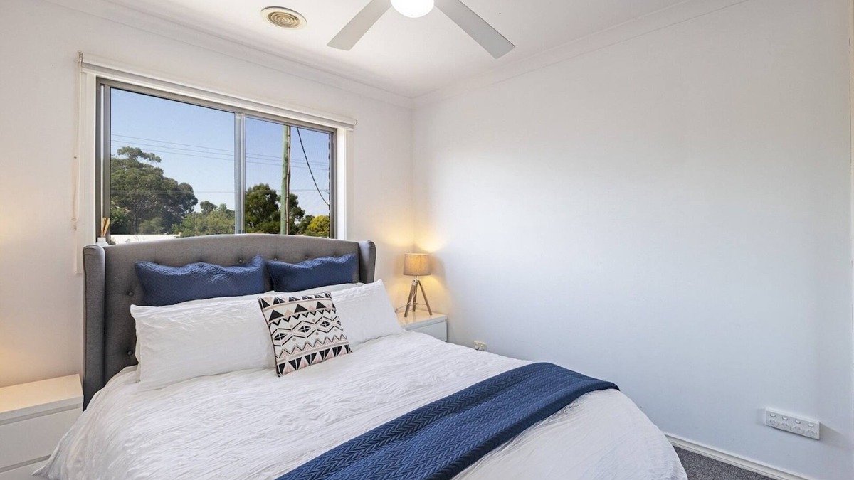 Echuca Apartment | Regent Retreat - large group bookings, pool