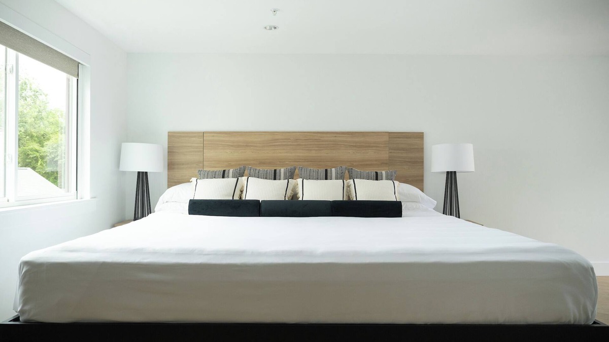 Rehoboth Beach Hotel | Rehoboth Beach Retreat with Free Parking, Weekend Breakfast & Cozy Fireplace