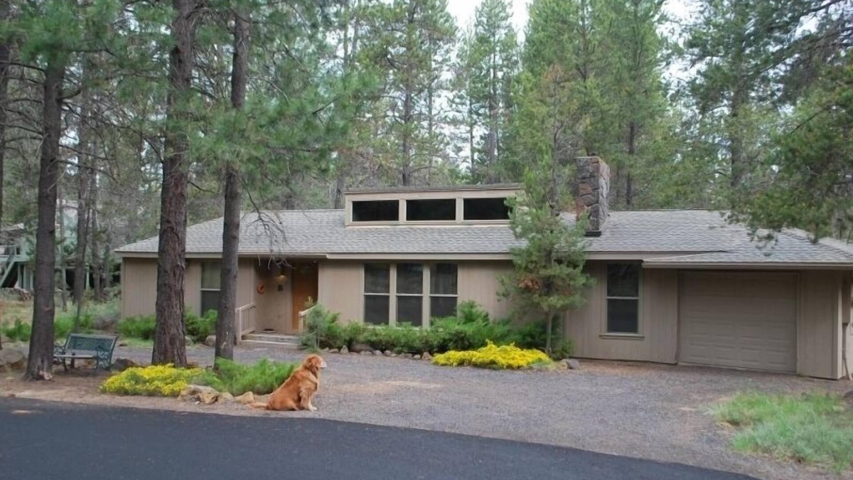 Sunriver House | Reimagine your vacation @ this Charming Pet Friendly Sunriver home that sleeps 8
