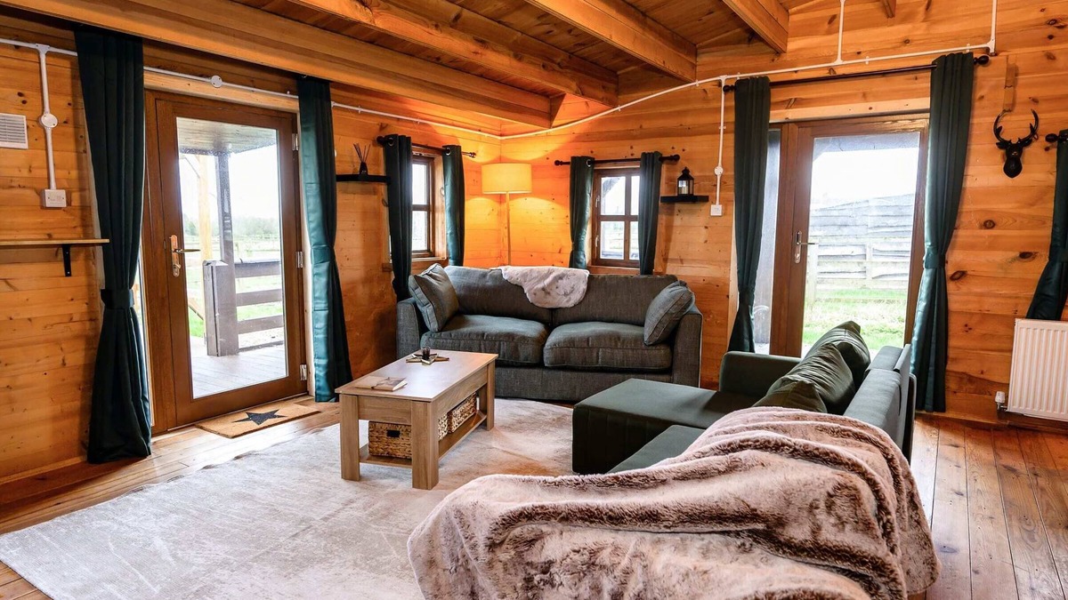 Rugeley Ski Chalet | Reindeer Lodge: Private Hot Tub Near Cannock Chase