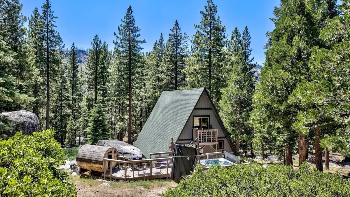 Christmas Valley Cabin | Reindeer A Frame with Hot tub and Sauna, Pet Friendly Escape the Heat wave