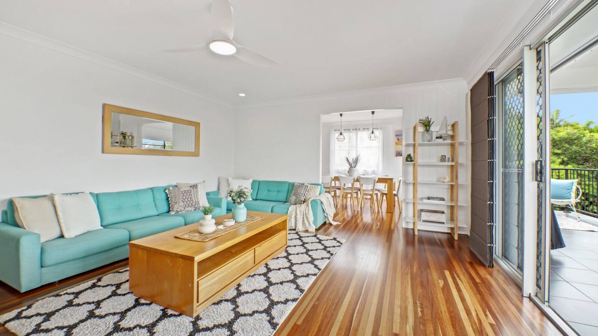 Taranganba House | RELAX @ 48 - CLOSE TO BEACH (sleeps 7)