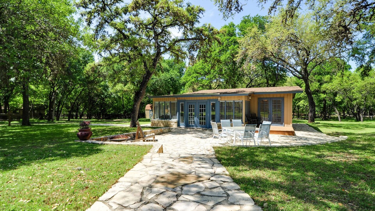 Oakland Estates House | Relax among the oaks! Watch deer and wildlife meander by! Make new memories!