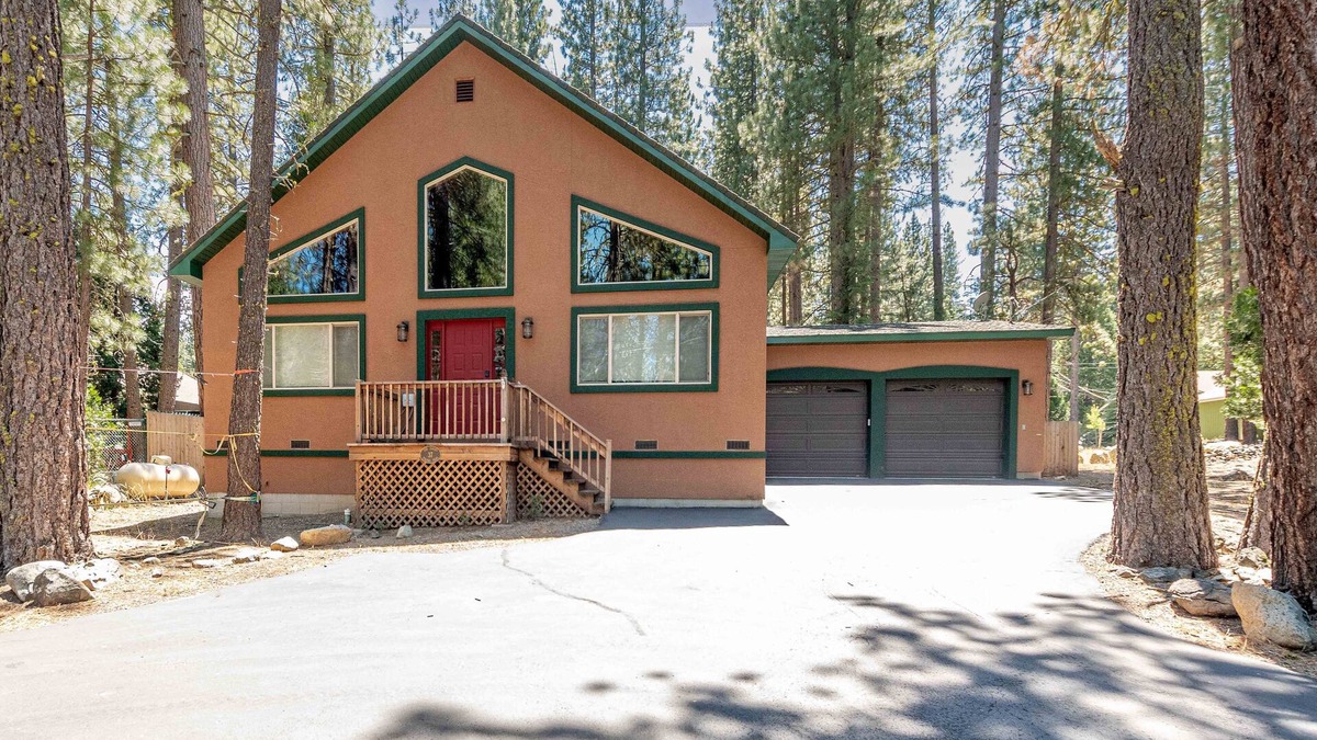 Graeagle House | Relax and cozy-in with friends at this spacious Graeagle cabin