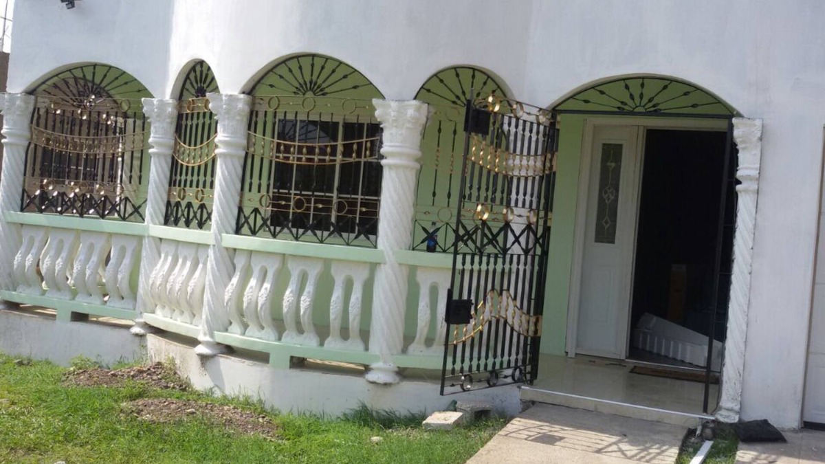 May Pen House | Relax and enjoy in this beautiful home in a quiet neighbourhood.