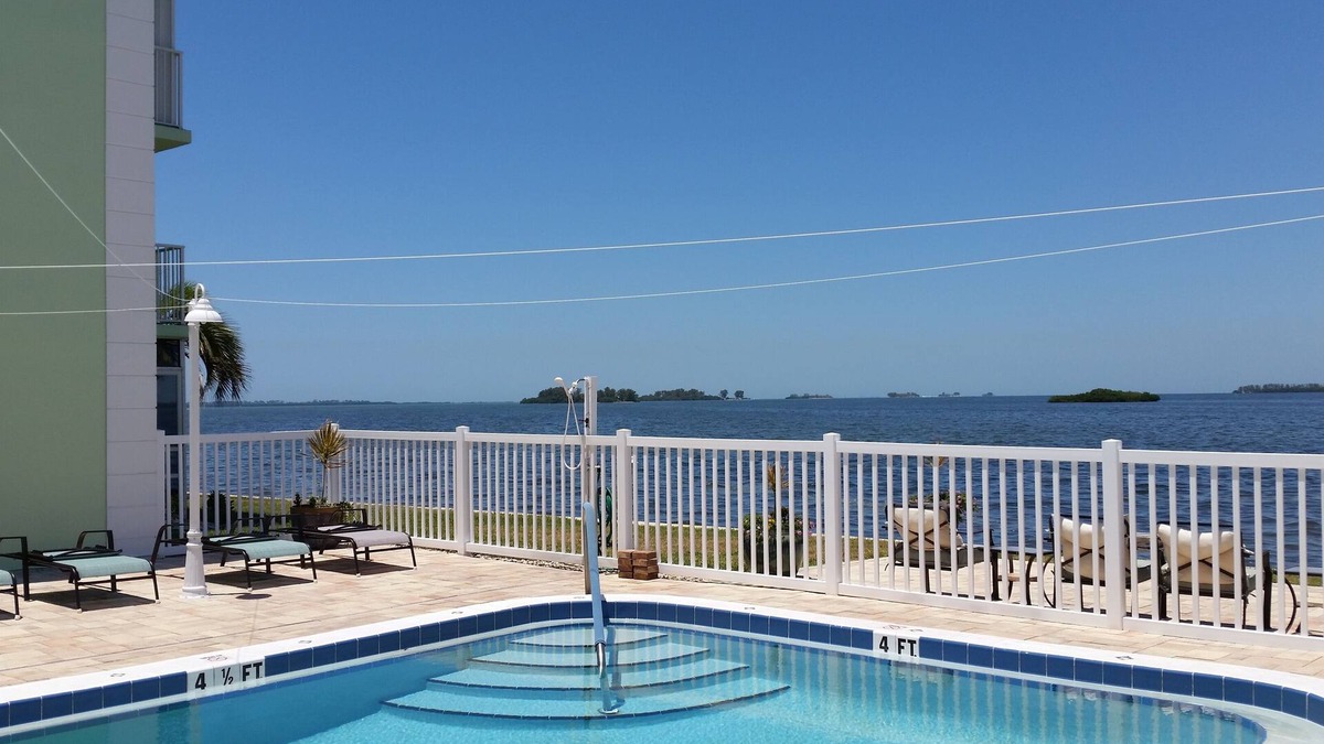 Dunedin Condo | Relax and enjoy life at our updated Dolphin Point Condo in Dunedin