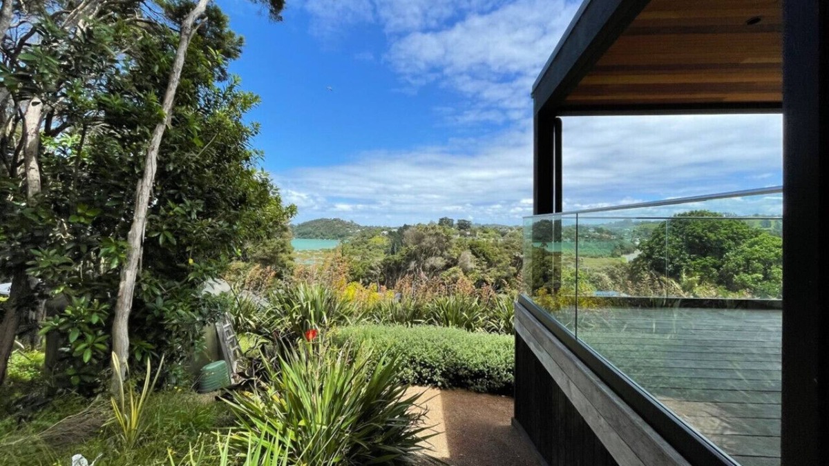 Ostend House | Relax and enjoy the turquoise water of Anzac Bay
