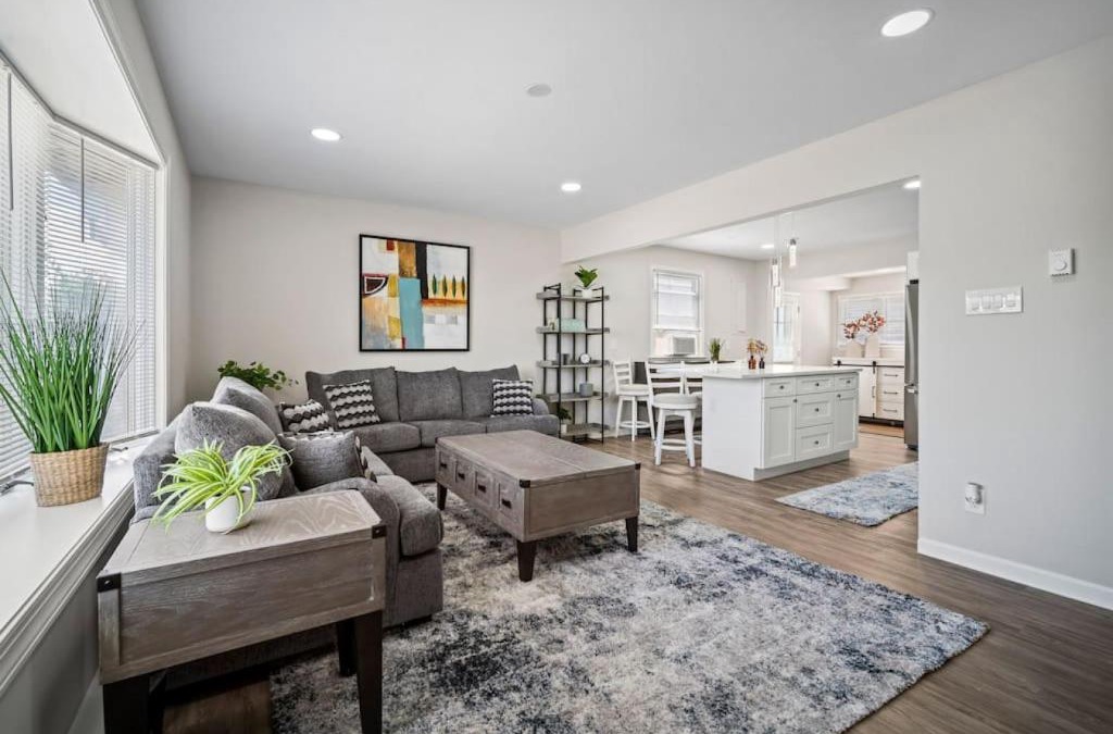 Southend House | Relax and enjoy the Beach Beautifully updated