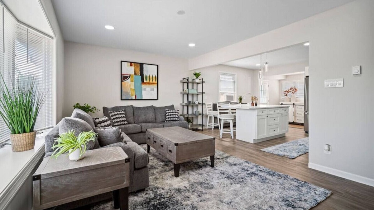 Southend Condo | Relax and enjoy the Beach + Beautifully updated!