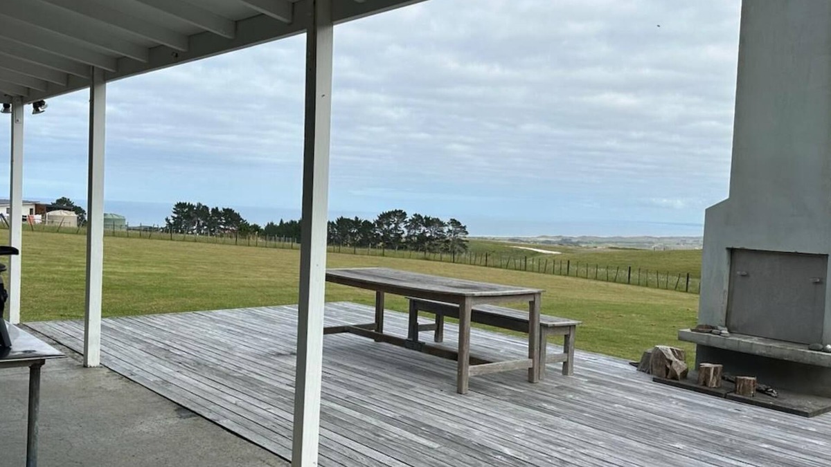 Ahipara Cottage | Relax and enjoy the view, 5 minutes drive from Ahipara beach