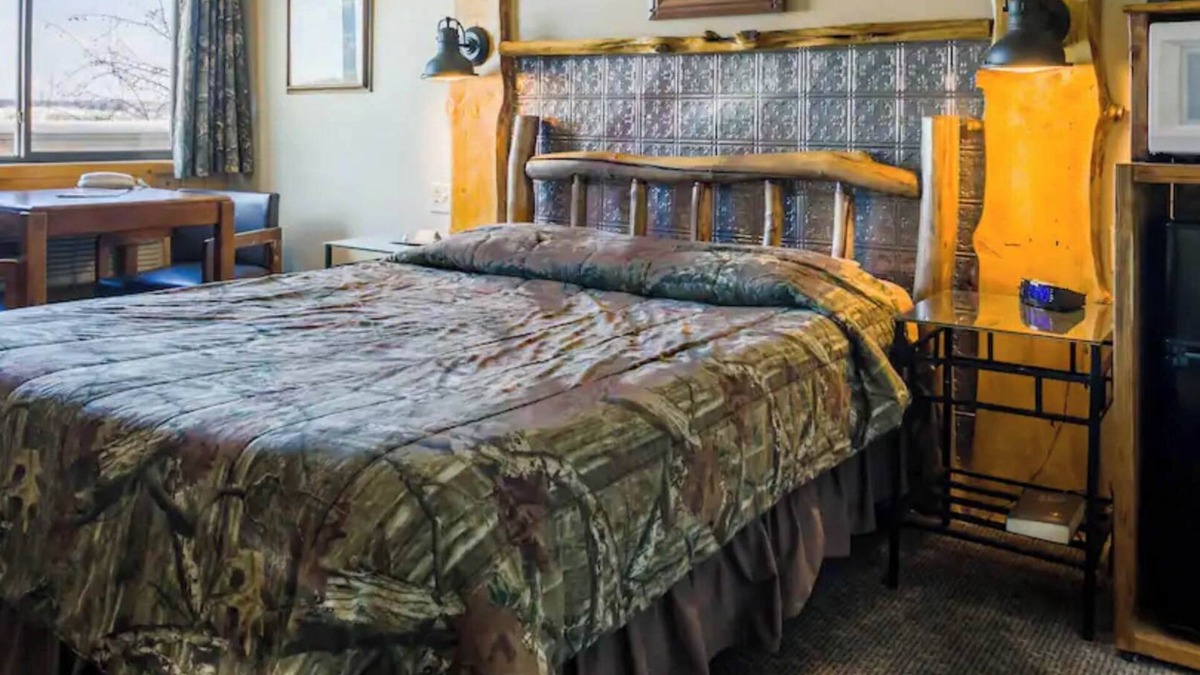 Rice Lake Cabin | Relax and overlook the lake in Room 7 - The Buckhorn - Curriers Lakeview Lodge