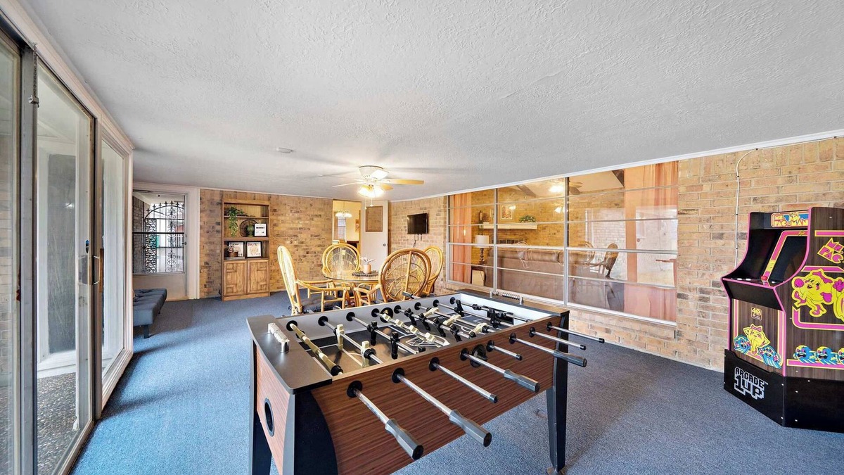 Baytown House | Relax and Play 3BR Retreat w Sunroom