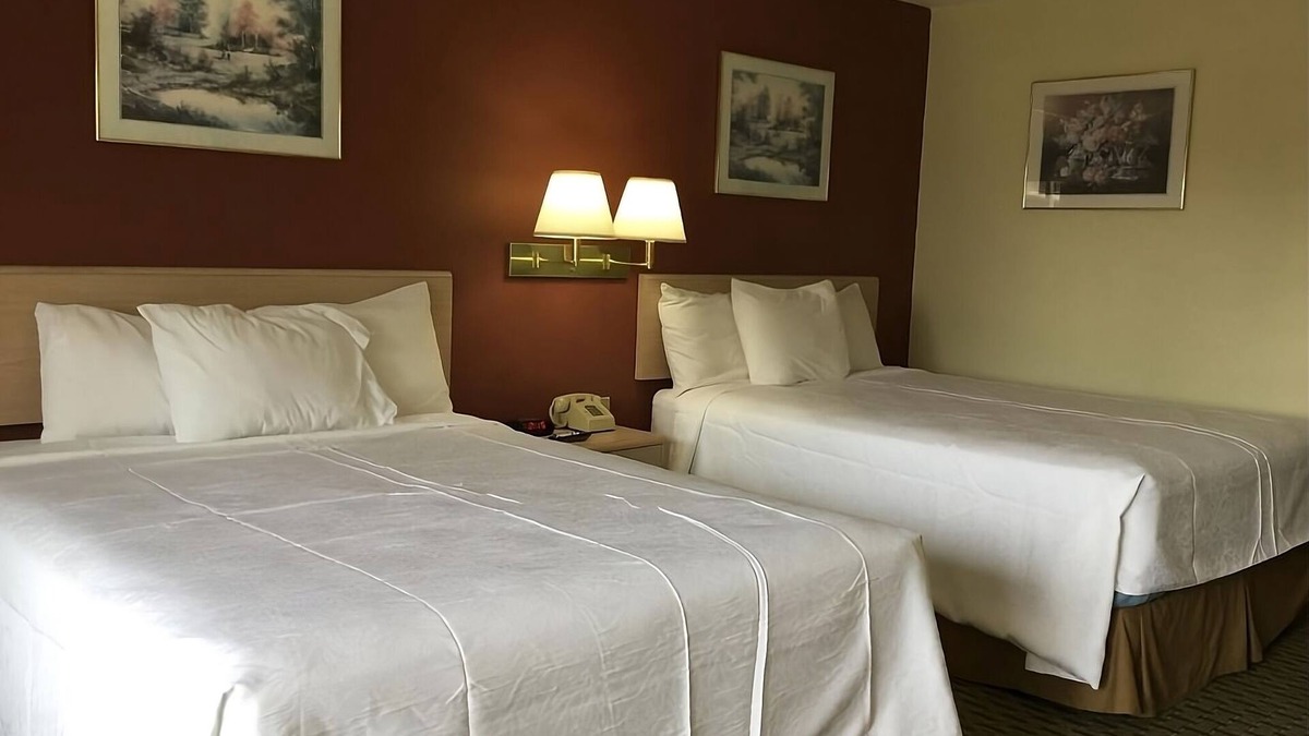 Cabot House | Relax and Recharge! 3 Convenient Units, Free Parking, Free Breakfast, Pool