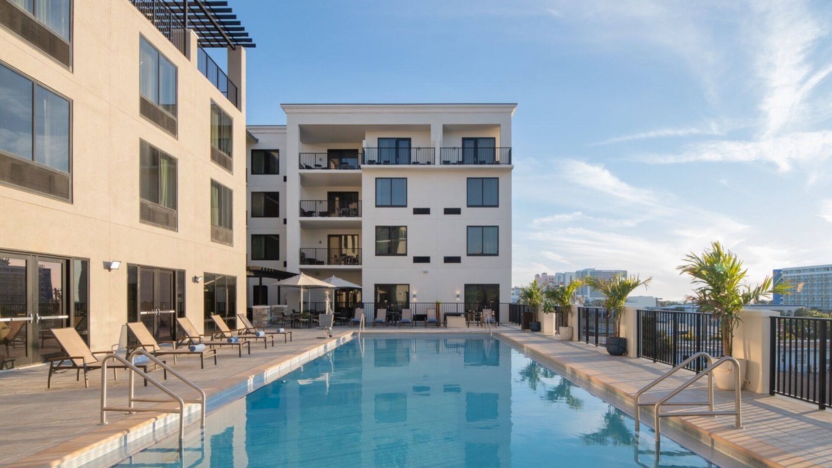 Clearwater Beach Hotel | Relax and Recharge! 4 Comfortable Units, On-Site Restaurant and Bar, Pool