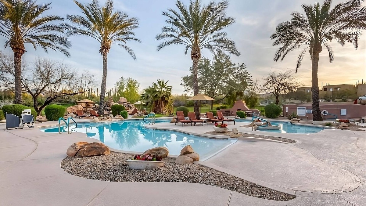 Cave Creek Hotel | Relax and Recharge! Full KItchen, Swimming Pool, Free Parking!