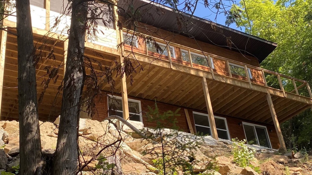 Alleyn-et-Cawood Ski Chalet | Relax and recharge in this Zen cottage, built for socializing.